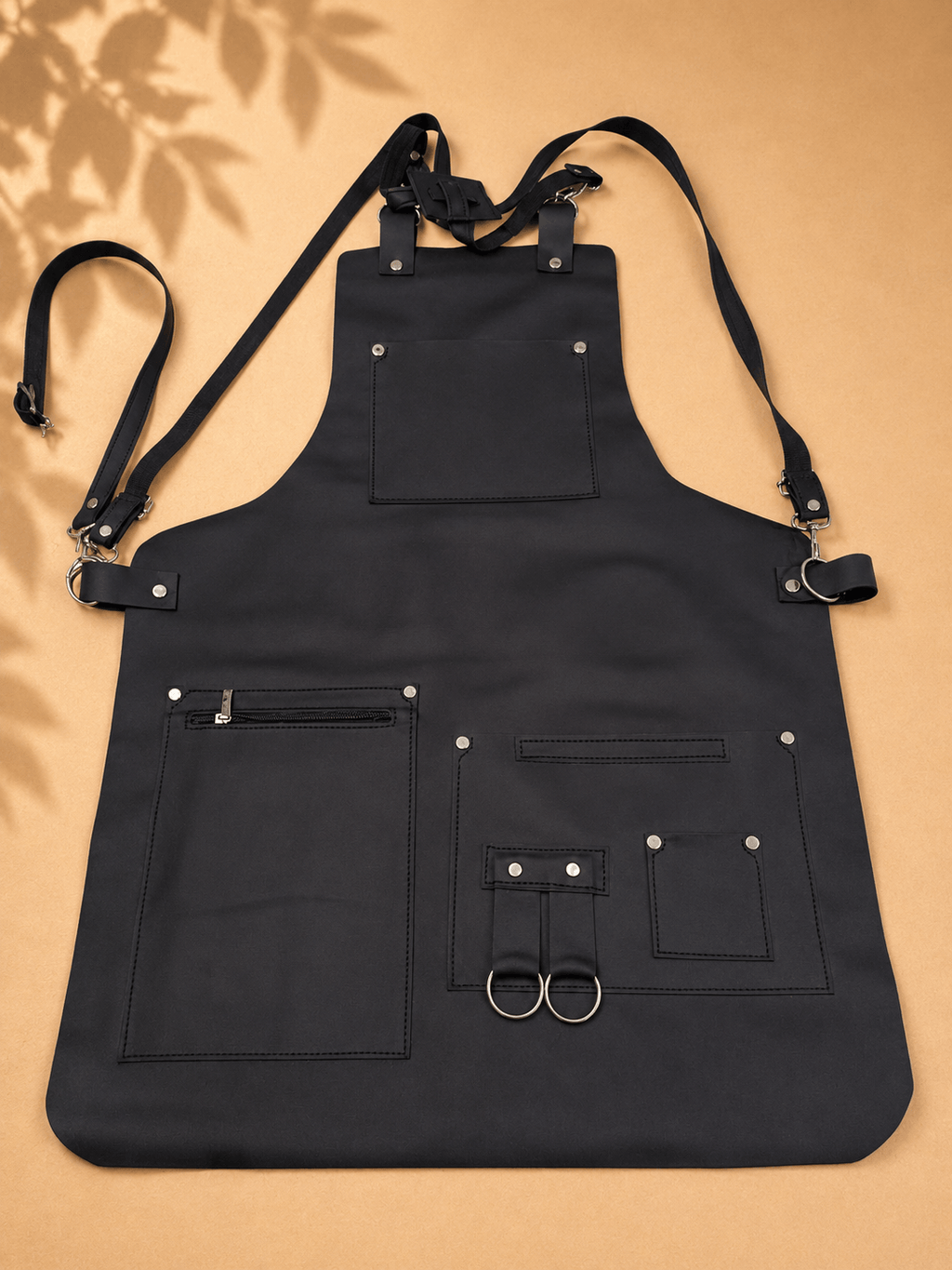 Mandil de piel premium color negro con bolsas frontales