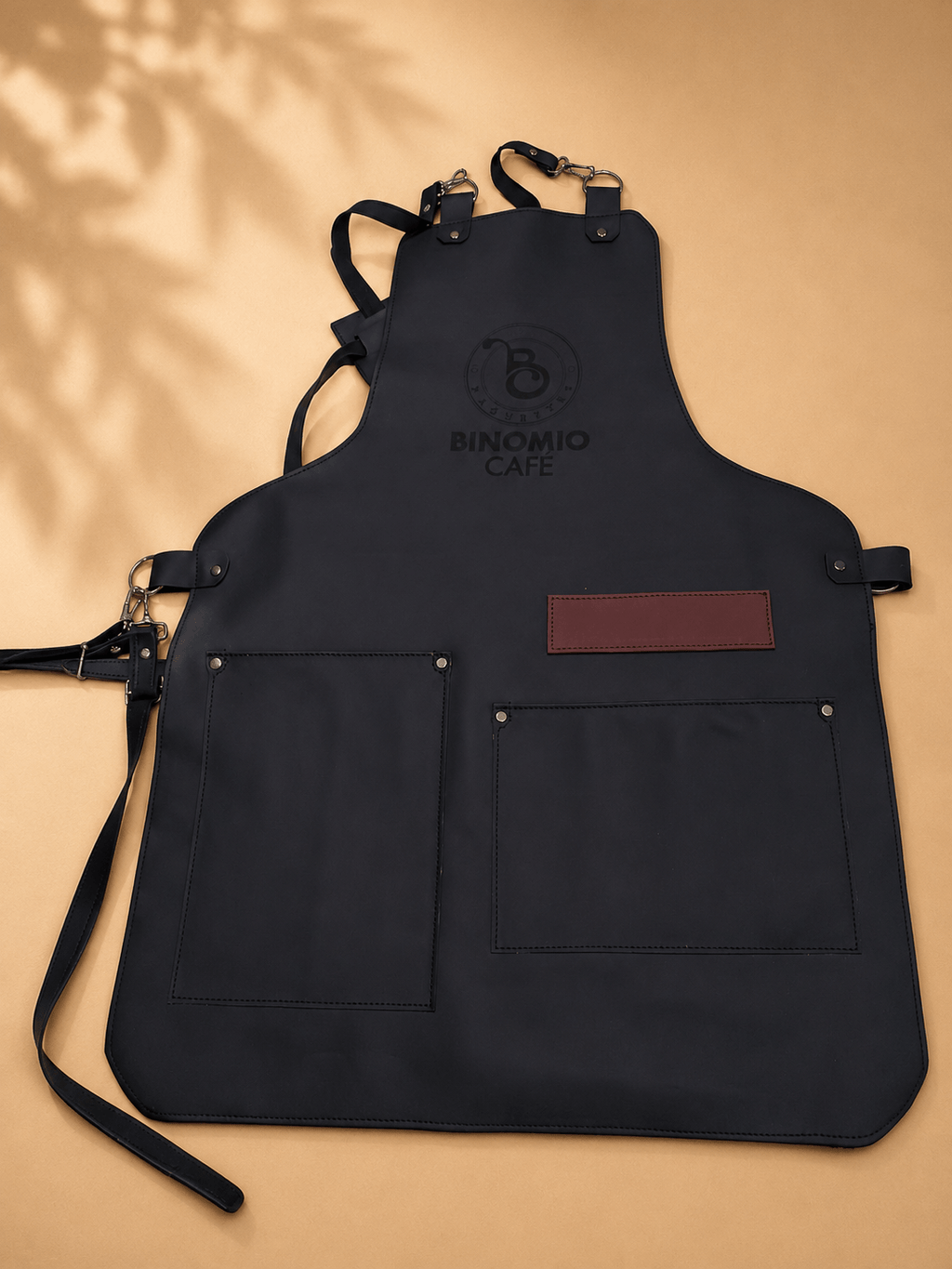 Mandil de piel negro artesanal para chefs y asadores