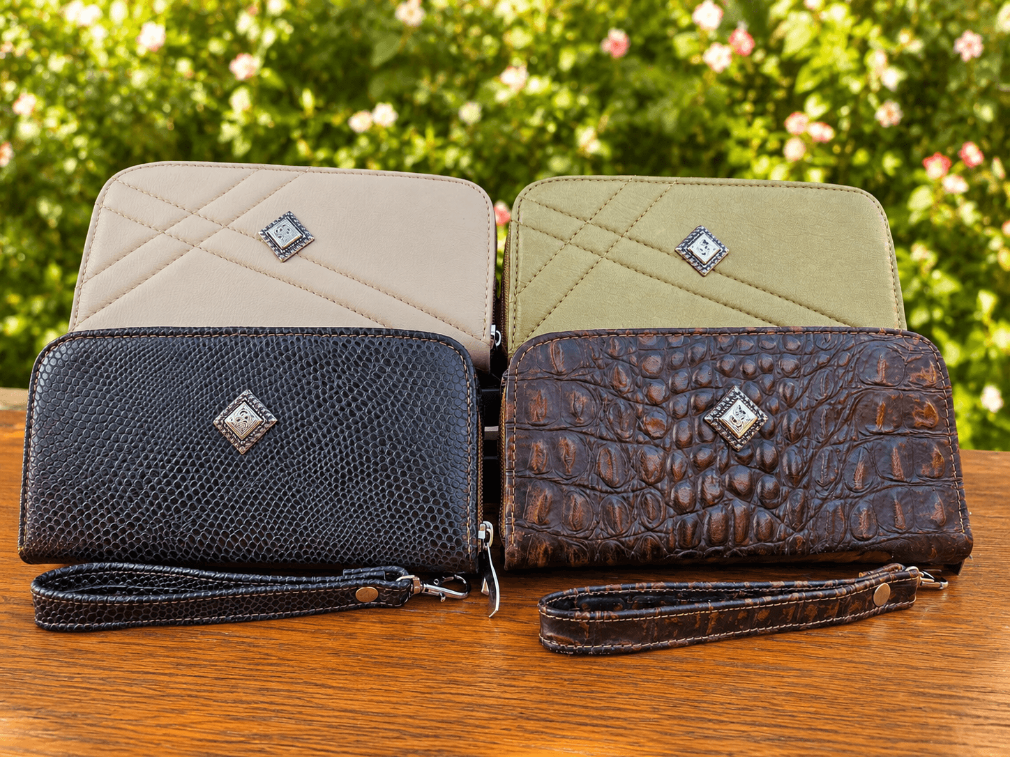 Cartera de piel Adelita con doble cierre y grabados artesanales