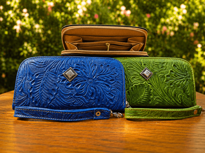 Bolsa Monarca de piel color azul con grabado floral